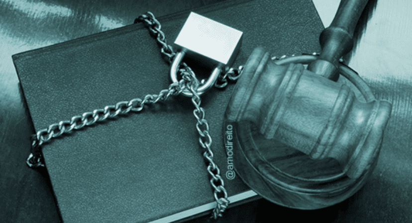 martelo e livro de direito de cor cinza envoltos em corrente com cadeado prata